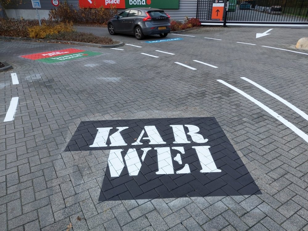 Karwei-belijning-wegmarkering-laten-aanbrengen-wegenverf-traffictotaal
