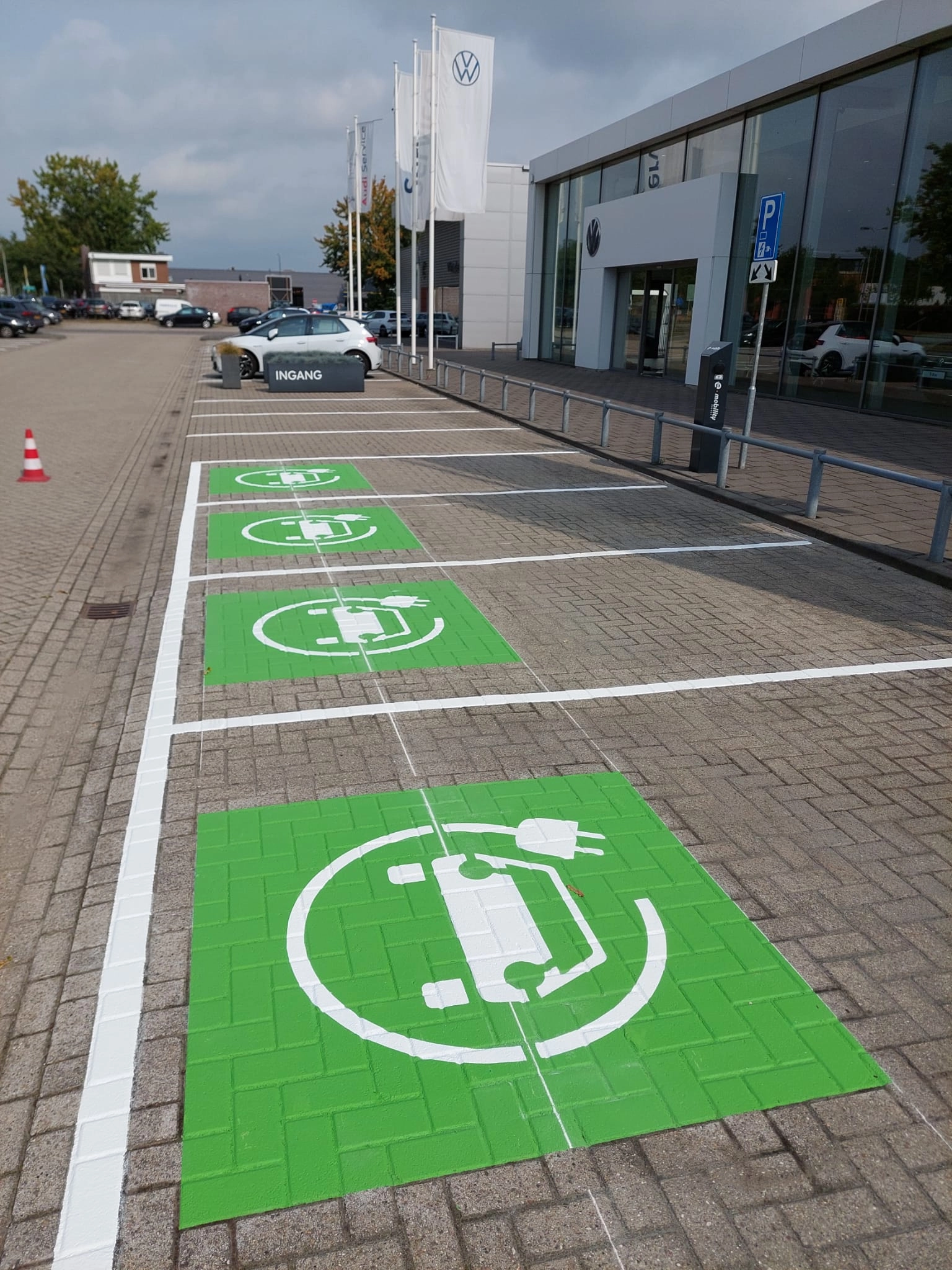 parkeerplaats-elektrische-auto-wegmarkering-belijning-traffictotaal