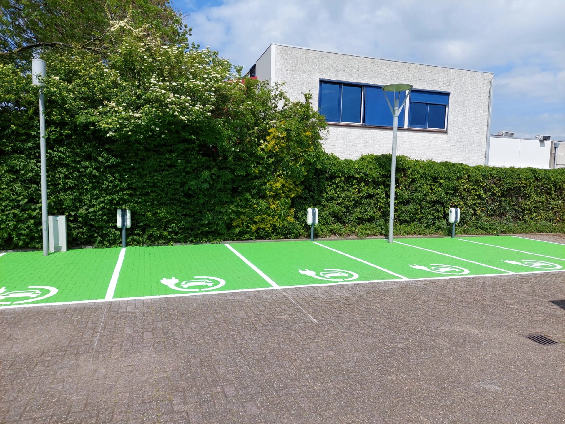 Elektrische oplaadpunt auto Traffictotaal.nl wegmarkering parkeervak voor auto opladen