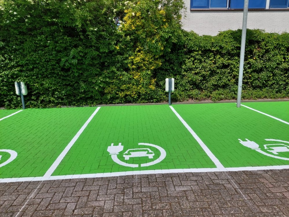 Elektrische oplaadpunt auto Traffictotaal.nl wegmarkering parkeervak