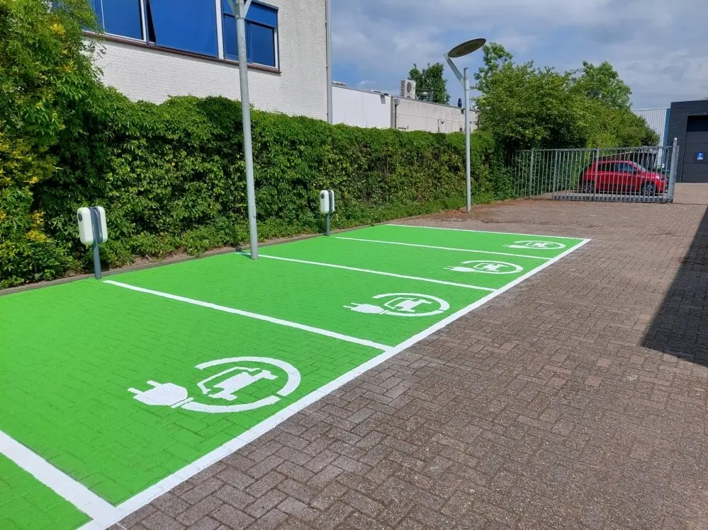 Elektrische oplaadpunt auto Traffictotaal.nl wegmarkering parkeervakken