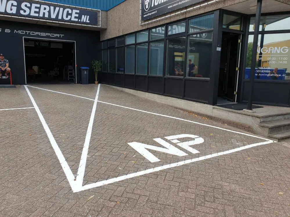 Niet parkeren - NP - Niet Parkeren wegmarkering kruis met NP logo Traffictotaal.nl