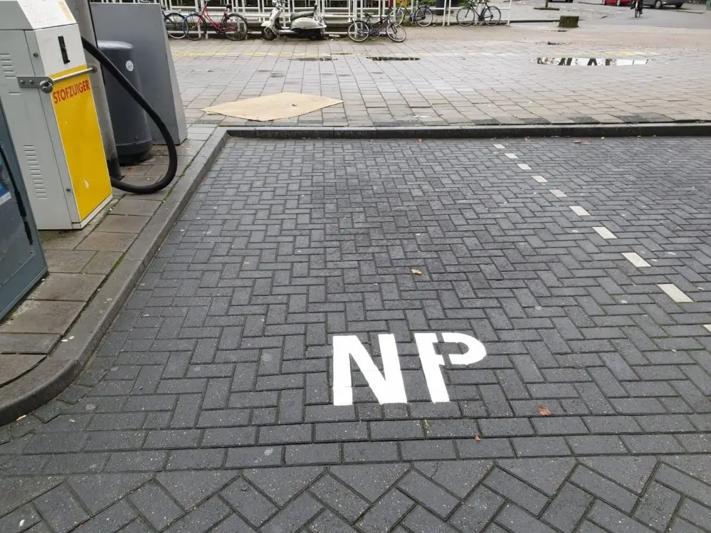 Niet parkeren wegmarkering - NP aanduiding