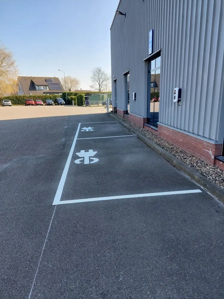 Parkeerplaats auto oplaadpunt - Traffictotaal Wegmarkering Elektrische oplaadpunt auto