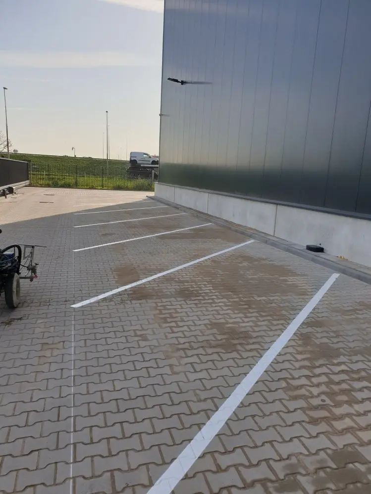 Parkeerplaats belijning - Wegmarkering schuine parkeerplekken Traffictotaal.nl