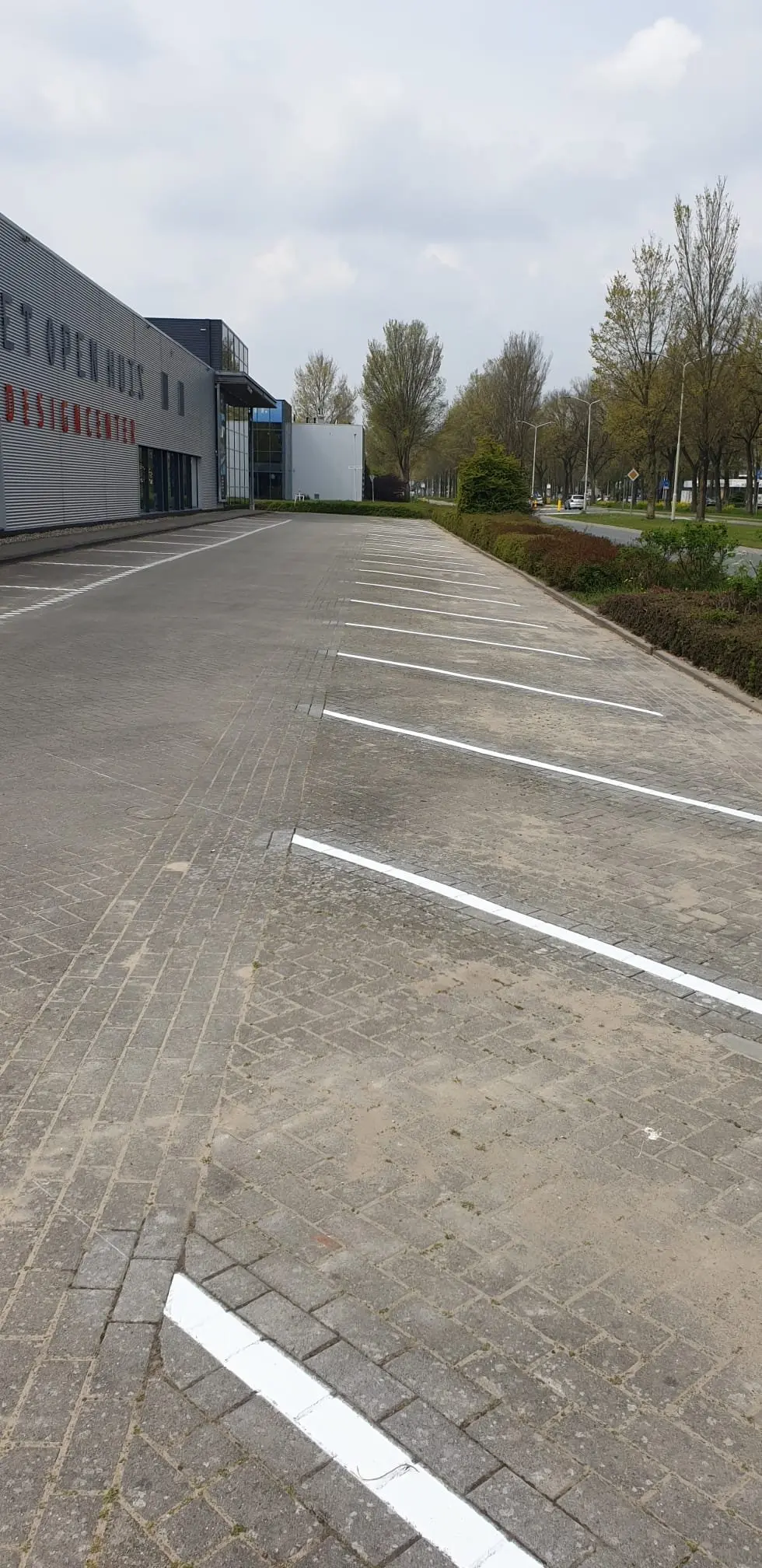 Parkeerplaats belijning - Wegmarkering schuine parkeervakken Traffictotaal.nl