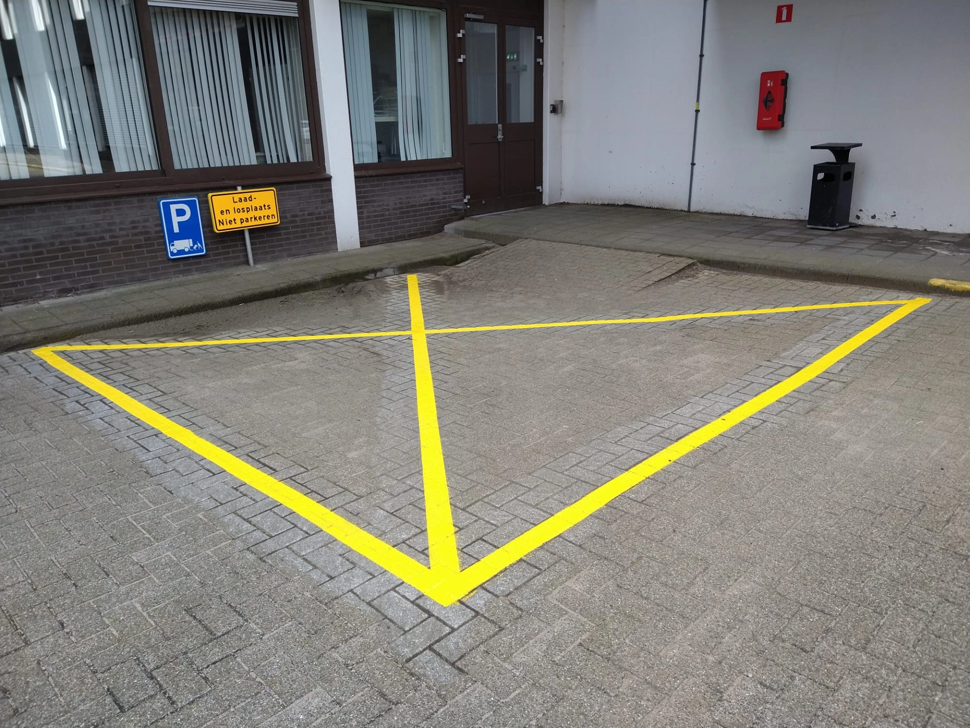 Niet parkeren wegmarkering - geel-kruismarkering-niet-parkeren-np-aanduiding