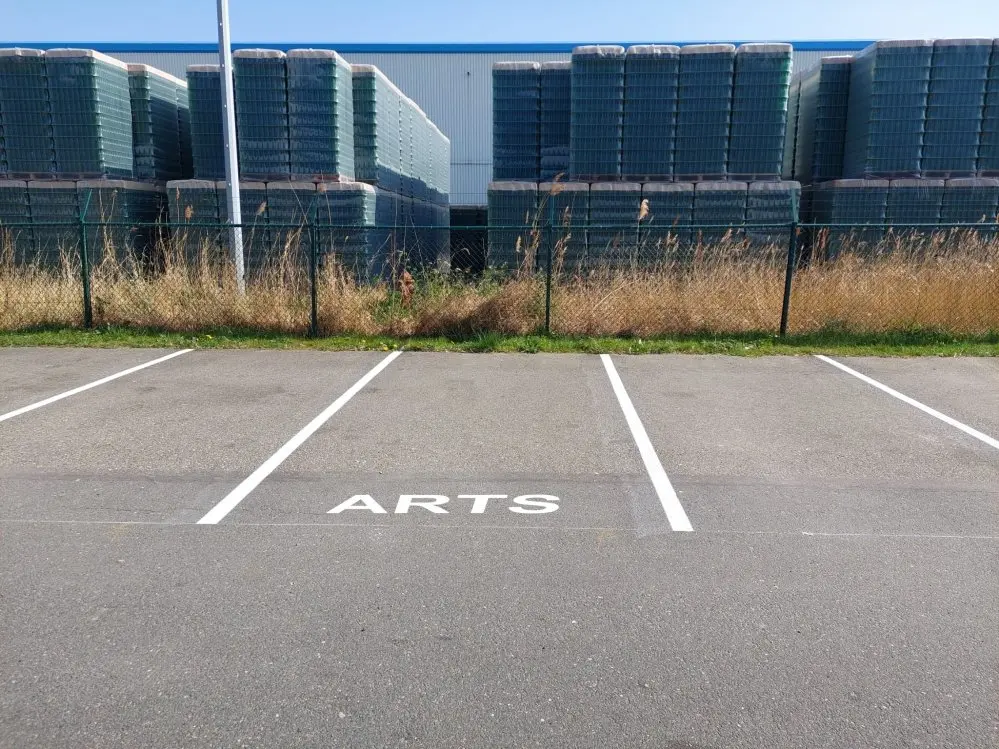 Parkeerplaats belijning - parkeervak met eigen tekst Traffictotaal