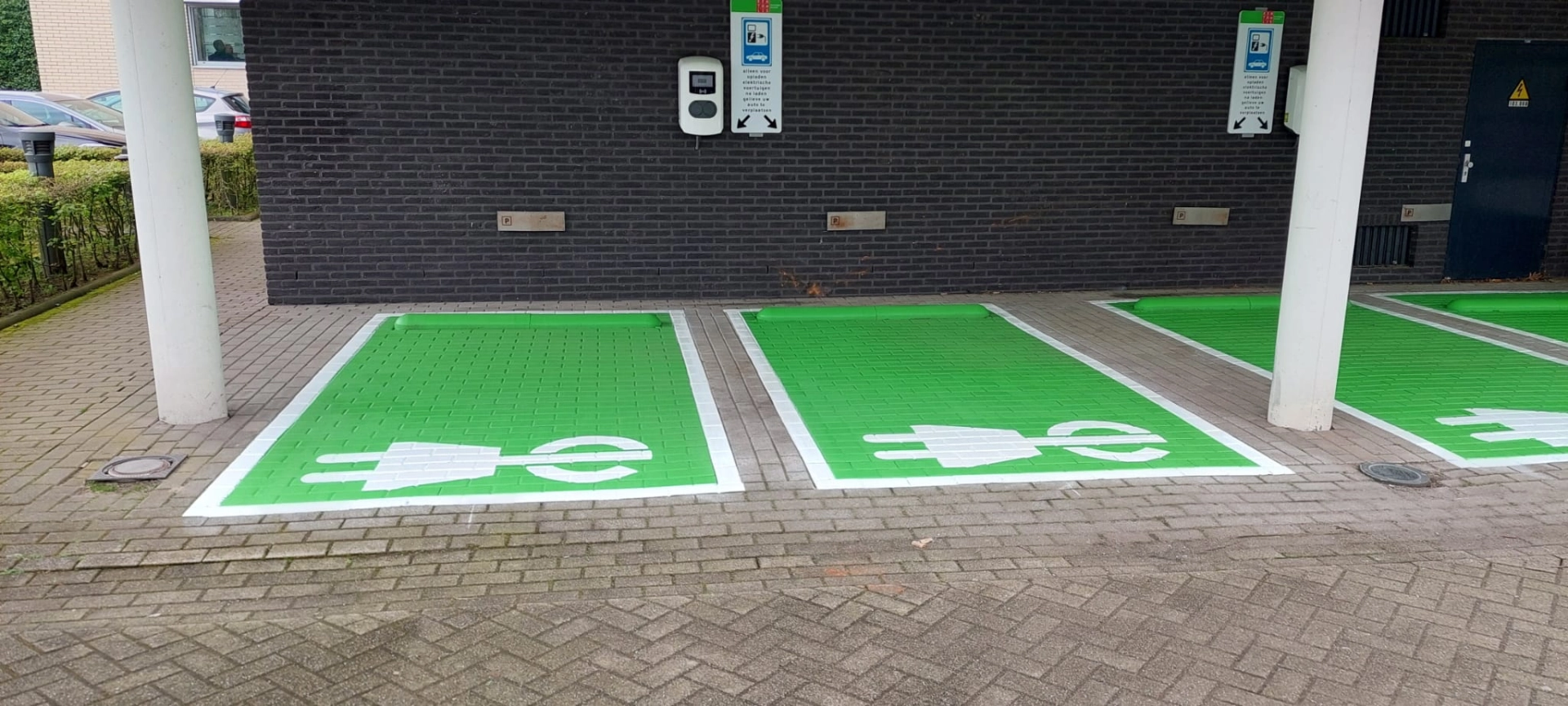 Parkeerplaats auto oplaadpunt - parkeervak-wegmarkering-groen-symbool-oplaadpunt-wegenverf