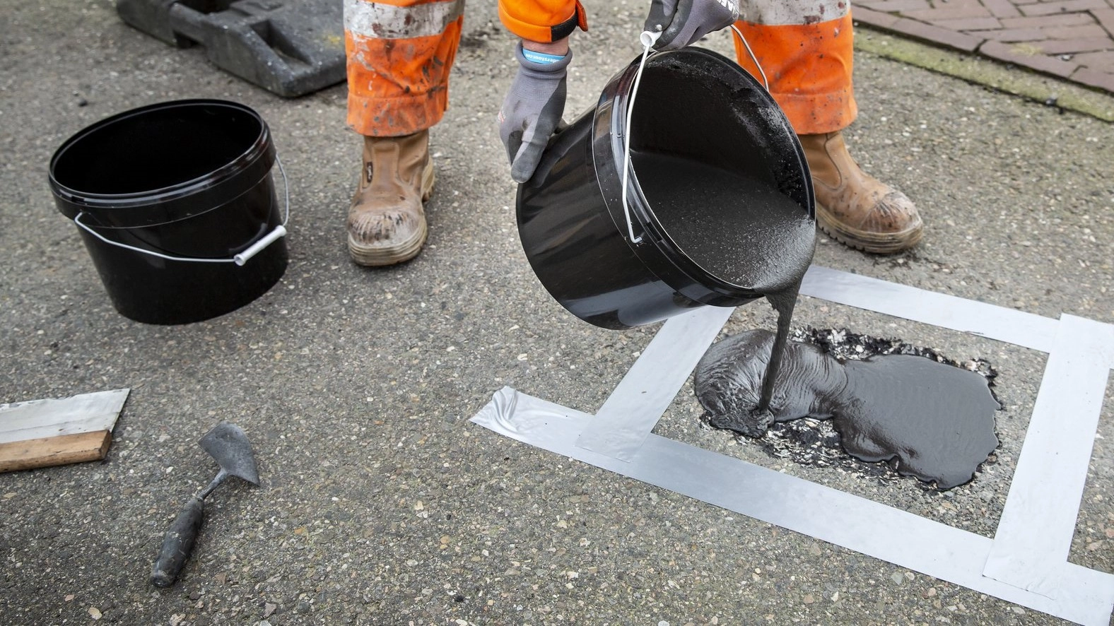 Vloeibaar koud asfalt reparatie - reomix