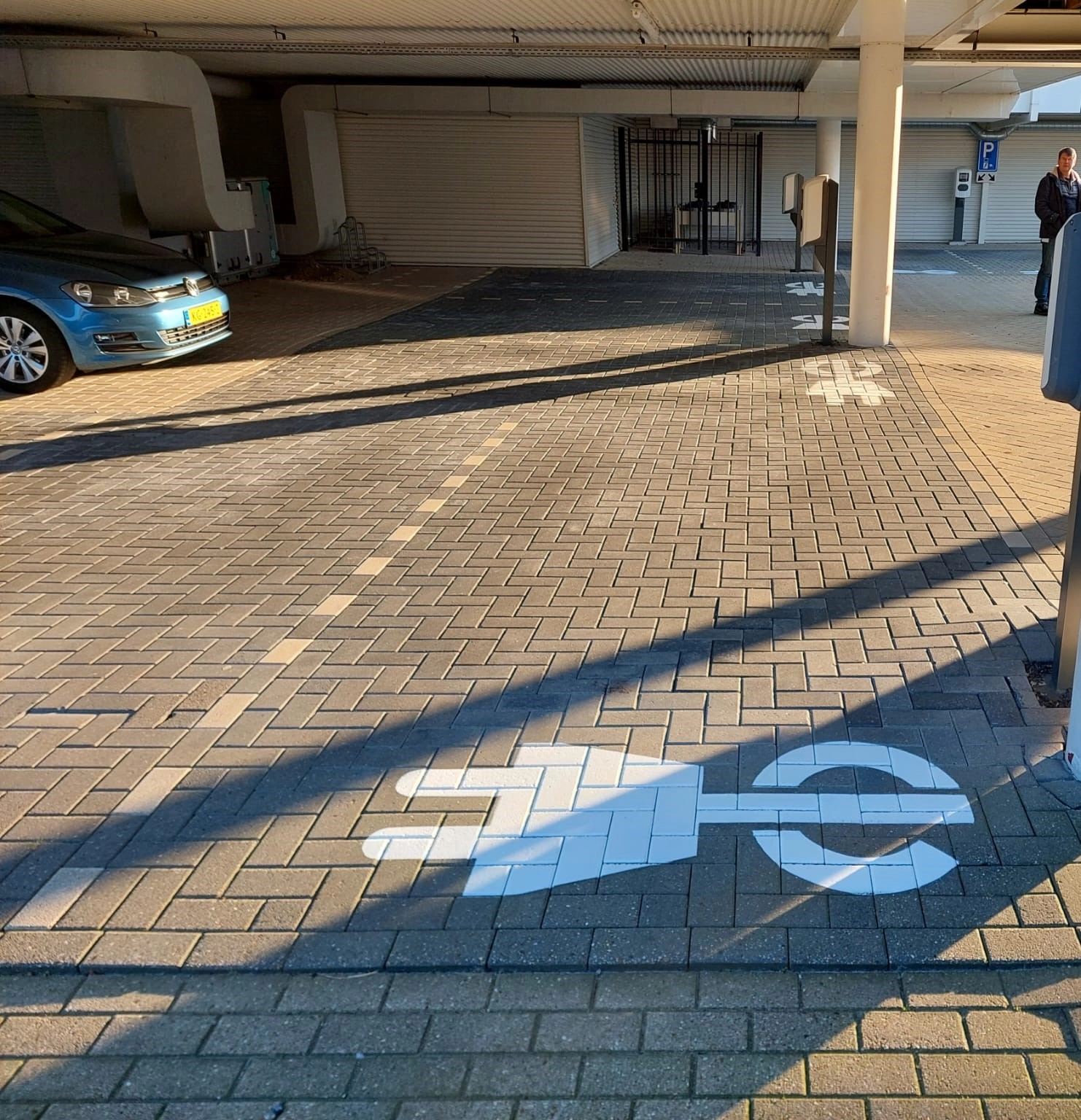Parkeerplaats auto oplaadpunt - stekker-symbool-opladen-elektrische-auto