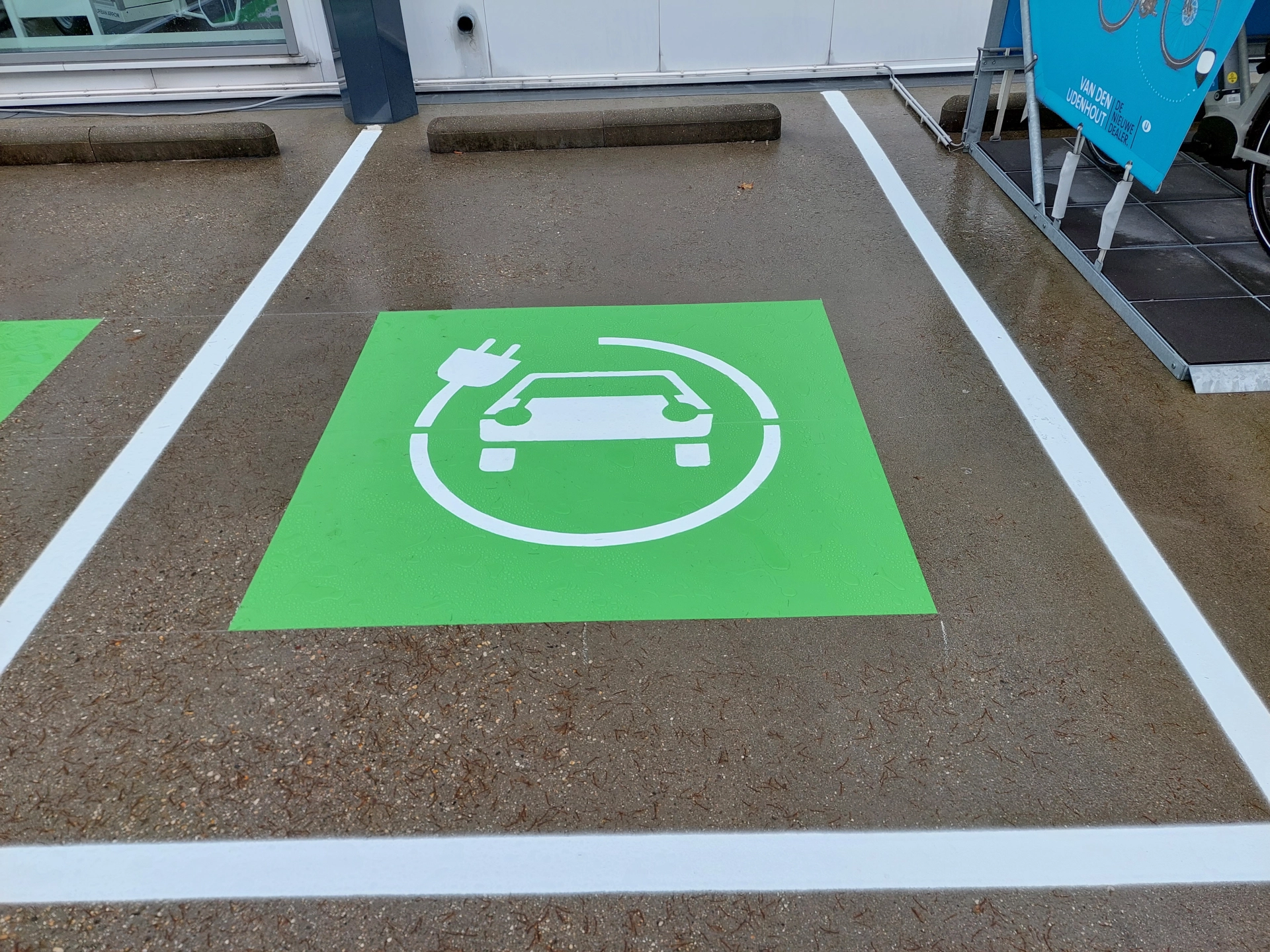 Parkeerplaats auto oplaadpunt - wegmarkering-elektrische-auto-parkeervak