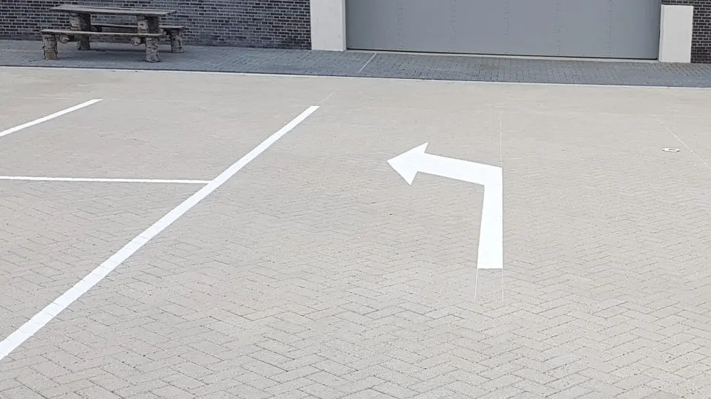 Pijlen wegdek - verkeerspijl linksaf wegmarkering Traffictotaal.nl