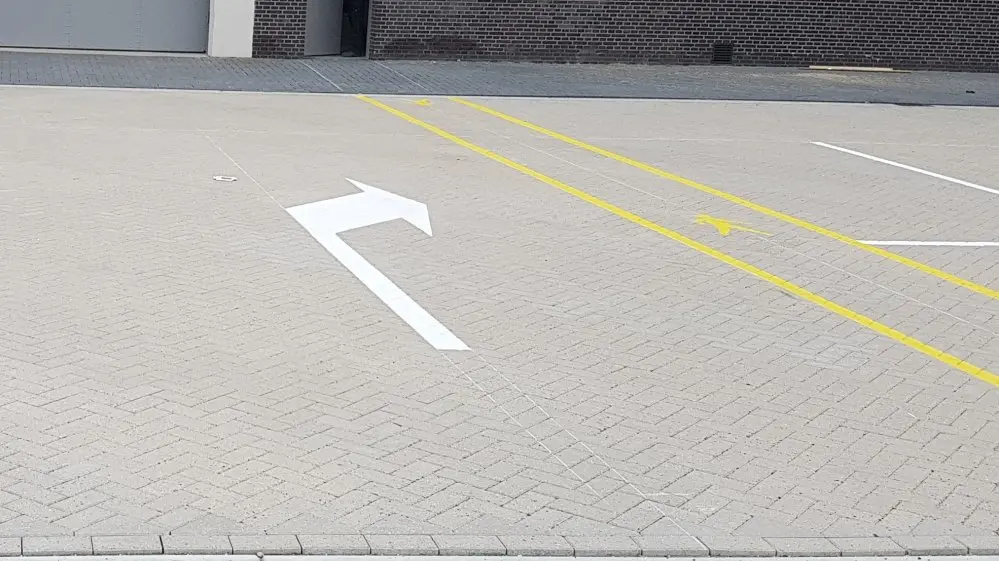 Pijlen wegdek - verkeerspijl rechtsaf wegmarkering Traffictotaal.nl