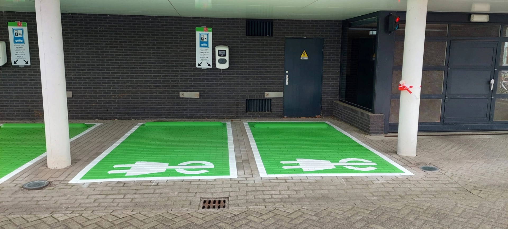 Parkeerplaats auto oplaadpunt - wegmarkering-oplaadpunt-parkeervak-groen-symbool-wegenverf