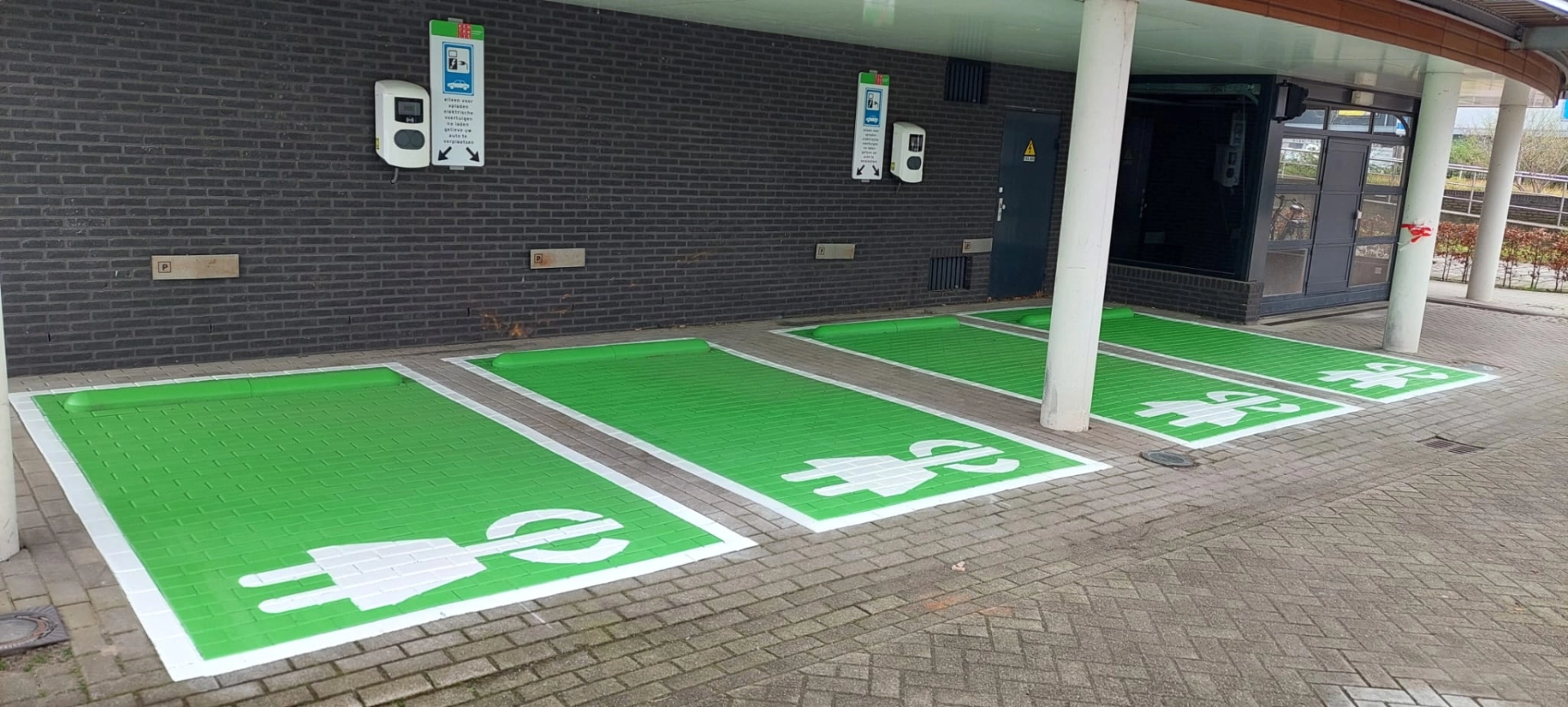 Parkeerplaats auto oplaadpunt - wegmarkering-parkeervak-symbool-oplaadpunt-groen-wegenverf
